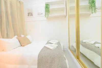 Plano de For You Rentals Encantador Estudio TEMPORAL con Cama Doble y Sofá Cama, Patio Compartido CAR860