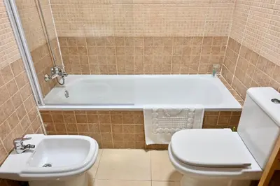 Un baño de For You Rentals Acogedor Apartamento TEMPORAL de 1 Dormitorio y Salón, a Pasos de Gran Vía DIN133D