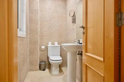 Un baño de For You Rentals Acogedor Apartamento TEMPORAL de 1 Dormitorio y Salón, a Pasos de Gran Vía DIN133D