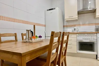 Una cocina o zona de cocina en For You Rentals Acogedor Apartamento TEMPORAL de 1 Dormitorio y Salón, a Pasos de Gran Vía DIN133D