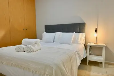 Cama o camas de una habitación en For You Rentals Acogedor Apartamento TEMPORAL de 1 Dormitorio y Salón, a Pasos de Gran Vía DIN133D