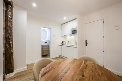 Una cocina o zona de cocina en Amazinn Stay Madrid Callao, Mid Term