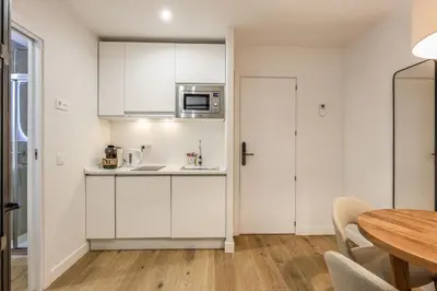 Una cocina o zona de cocina en Amazinn Stay Madrid Callao, Mid Term