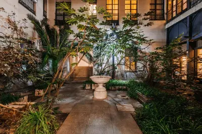 Jardín al aire libre en Stunning Apartment near Gran Via Metro