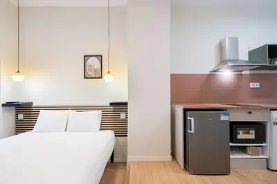 Una cocina o zona de cocina en Ideal flat for 2 pax -F Fpo1