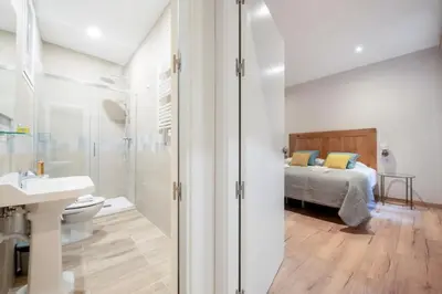 Un baño de Stunning New 3BD 3BTH - Justicia City Center