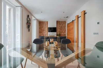 Una televisión o centro de entretenimiento en Stunning New 3BD 3BTH - Justicia City Center