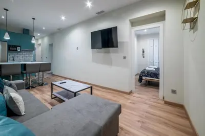 Una televisión o centro de entretenimiento en Modern Refurbished-2Bedrooms 1.5Bathrs-Justicia
