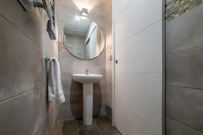 Un baño de Modern Refurbished-2Bedrooms 1.5Bathrs-Justicia