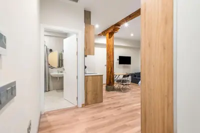 Una televisión o centro de entretenimiento en Accessible and Modern- 1 Bedroom 1 Bath- Justice