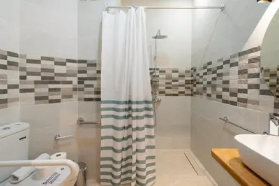 Un baño de Accessible and renovated- 1Bedroom 1Bath- Justice