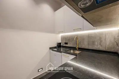 Una cocina o zona de cocina en MyHouseSpain - Moderno Estudio en Plaza España