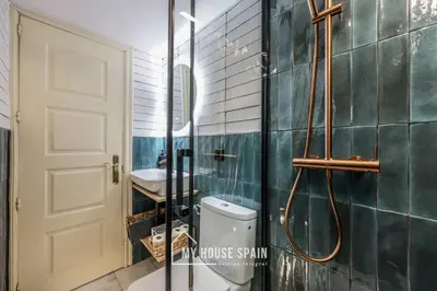 Un baño de MyHouseSpain - Moderno Estudio en Plaza España