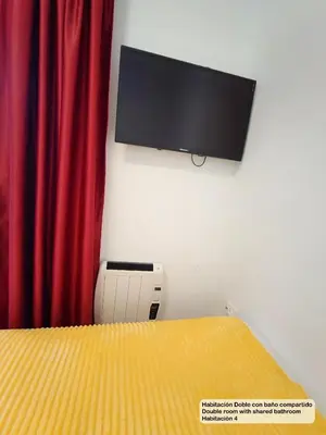 Una televisión o centro de entretenimiento en Madrid Centro Rooms