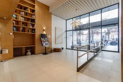 Biblioteca en el apartamento
