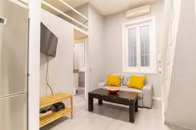 Una televisión o centro de entretenimiento en Cozy apartment in the heart of Madrid.M31