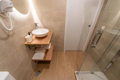 Un baño de I'M Room Suites Nuevos Ministerios - Bernabeu 'Digital Access'