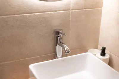 Un baño de I'M Room Suites Nuevos Ministerios - Bernabeu 'Digital Access'