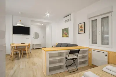 Una televisión o centro de entretenimiento en Modern Cozy - 1Bedroom 1Bathroom - Palacio
