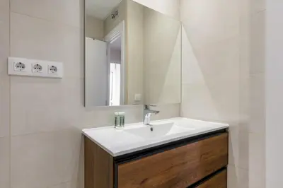 Un baño de Bright Modern-2Bedroom 1Bathroom -Av. de América
