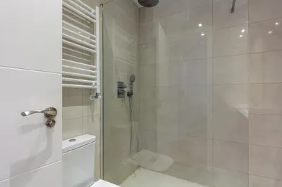 Un baño de Bright Modern-2Bedroom 1Bathroom -Av. de América
