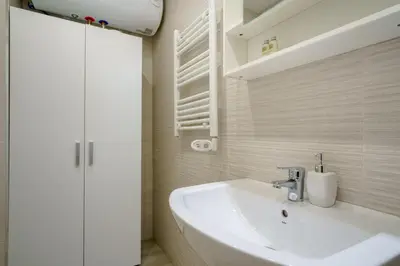 Un baño de Stylish Duplex-1Bedroom-1.5Baths-Delicias Atocha