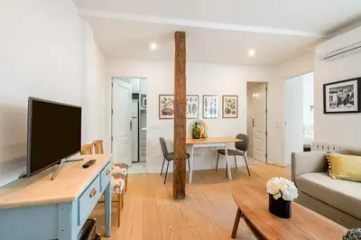Una televisión o centro de entretenimiento en Bright and Modern - 1Bedroom 1Bathroom - Malasaña