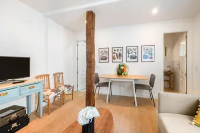 Una televisión o centro de entretenimiento en Bright and Modern - 1Bedroom 1Bathroom - Malasaña