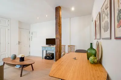 Una televisión o centro de entretenimiento en Bright and Modern - 1Bedroom 1Bathroom - Malasaña