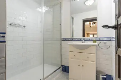 Un baño de Bright and Cozy - 2 Bedrooms 1.5 Baths - La Latina