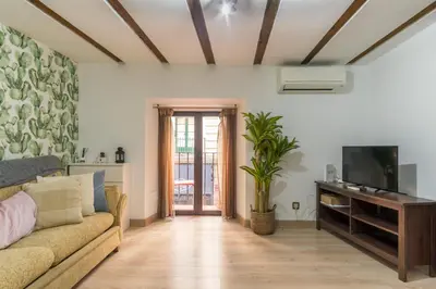 Una televisión o centro de entretenimiento en Bright and Cozy - 2 Bedrooms 1.5 Baths - La Latina