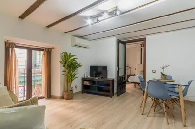 Una televisión o centro de entretenimiento en Bright and Cozy - 2 Bedrooms 1.5 Baths - La Latina