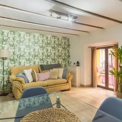 Bright and Cozy - 2 Bedrooms 1.5 Baths - La Latina