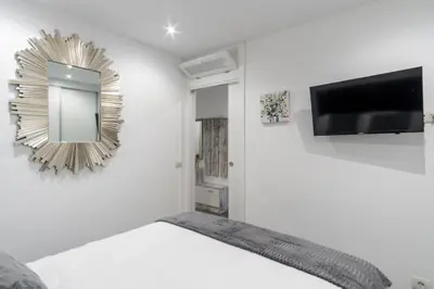 Una televisión o centro de entretenimiento en Bright apartment -1Bedroom 1Bathroom-Prado