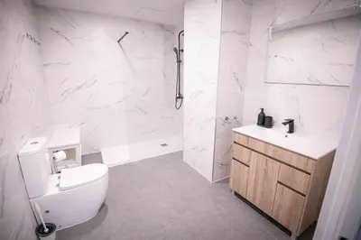 Un baño de ANTONIO LÓPEZ - B