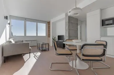 Una televisión o centro de entretenimiento en Bright with views -2Beds 1Bath- Bernabéu