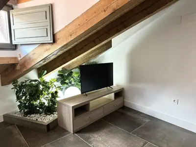Una televisión o centro de entretenimiento en CavaBajaSuites