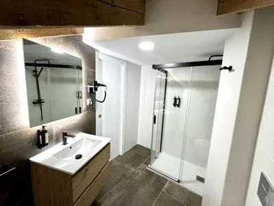Un baño de CavaBajaSuites