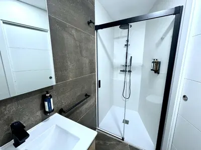 Un baño de CavaBajaSuites