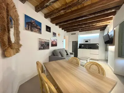 Una televisión o centro de entretenimiento en CavaBajaSuites