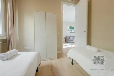 Cama o camas de una habitación en Vive la esencia de Madrid para 7 en Santa Ana 6