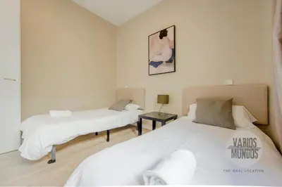 Cama o camas de una habitación en Vive la esencia de Madrid para 7 en Santa Ana 6