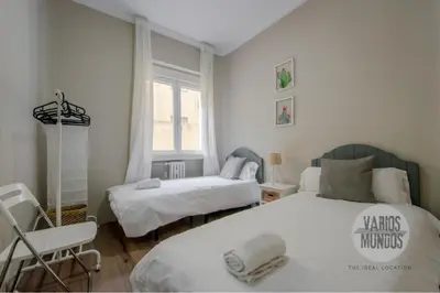 Cama o camas de una habitación en Confort y tradición para 7, conoce Toledo 77