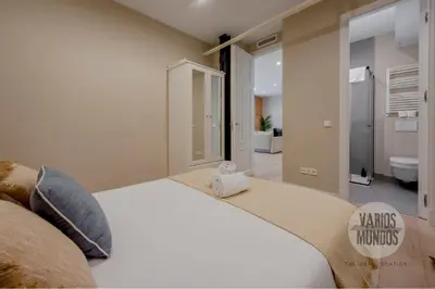 Cama o camas de una habitación en Vive Madrid con Terraza para 5 en Santa Ana 6