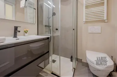 Un baño de Vive Madrid con Terraza para 5 en Santa Ana 6