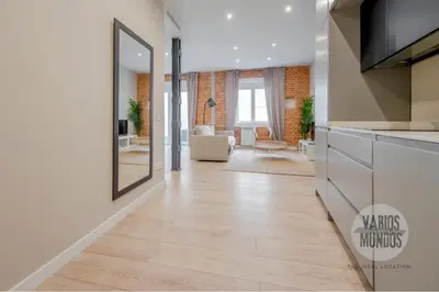 Una televisión o centro de entretenimiento en Vive Madrid con Terraza para 5 en Santa Ana 6