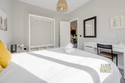 Cama o camas de una habitación en Encantador piso en La Latina - Madrid Centro
