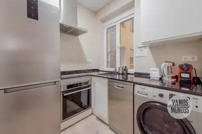Una cocina o zona de cocina en Acogedora y urbana para 6, conoce Toledo 77