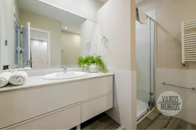 Un baño de Comodidad y estilo para 9 en Calle de Luciente E2