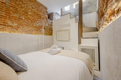 Cama o camas de una habitación en Cool Duplex para 7, cerca de Tirso de Molina E2